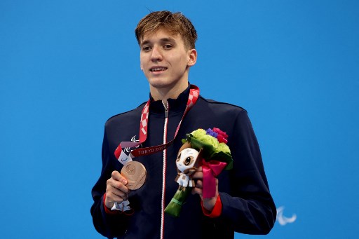 Le médaillé de bronze français Alex Portal pose sur le podium de l'épreuve masculine de natation 400 m nage libre S13 lors des Jeux paralympiques de Tokyo 2020 au Centre aquatique de Tokyo à Tokyo le 27 août 2021. (Behrouz Mehri/AFP)
