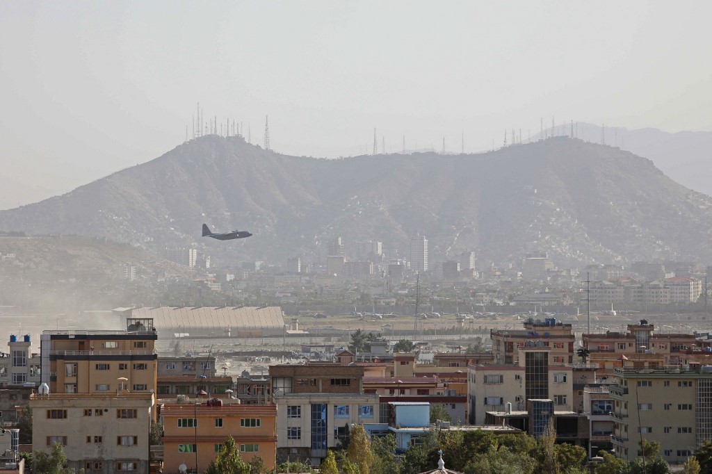 Un avion militaire décolle de l'aéroport militaire de Kaboul le 27 août 2021, alors que le Pentagone a déclaré que l'évacuation de dizaines de milliers de personnes d'Afghanistan fait encore face à d'autres attaques possibles comme l'attentat à la bombe qui a tué des dizaines de personnes à l'extérieur de l'aéroport de Kaboul.(AFP)