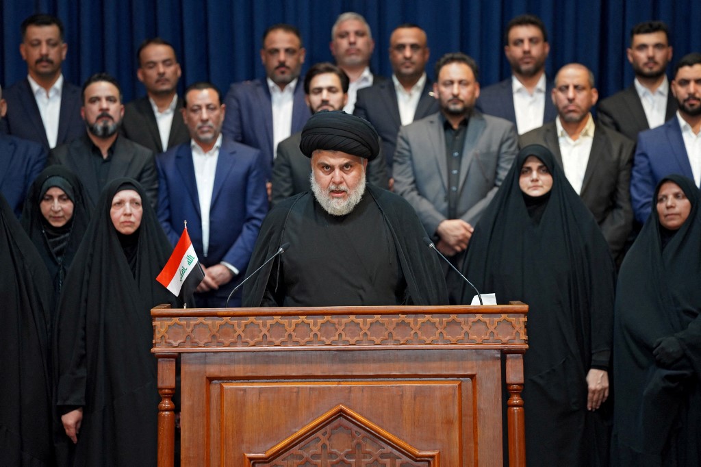 Irak: Moqtada Sadr lève son boycott et participera aux législatives