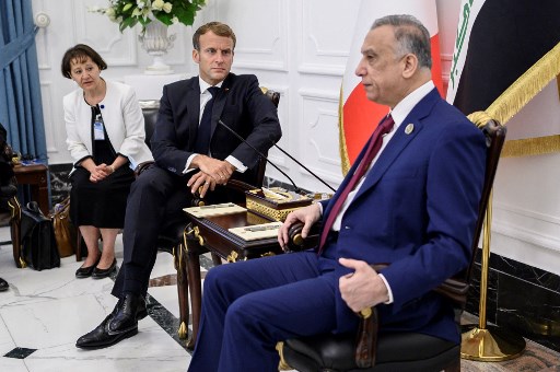 Le président français Emmanuel Macron (à gauche) rencontre le Premier ministre irakien Mustafa al-Kadhemi lors d'une réunion au bureau du Premier ministre à Bagdad, la capitale irakienne, le 28 août 2021. (Eliot Blondet/Pool/ AFP)