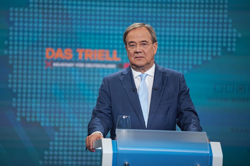 Elections allemandes: le candidat du parti de Merkel passe à l'offensive