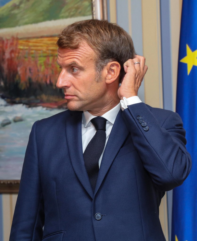 Pass sanitaire et campagne électorale: la rentrée agitée du président Macron
