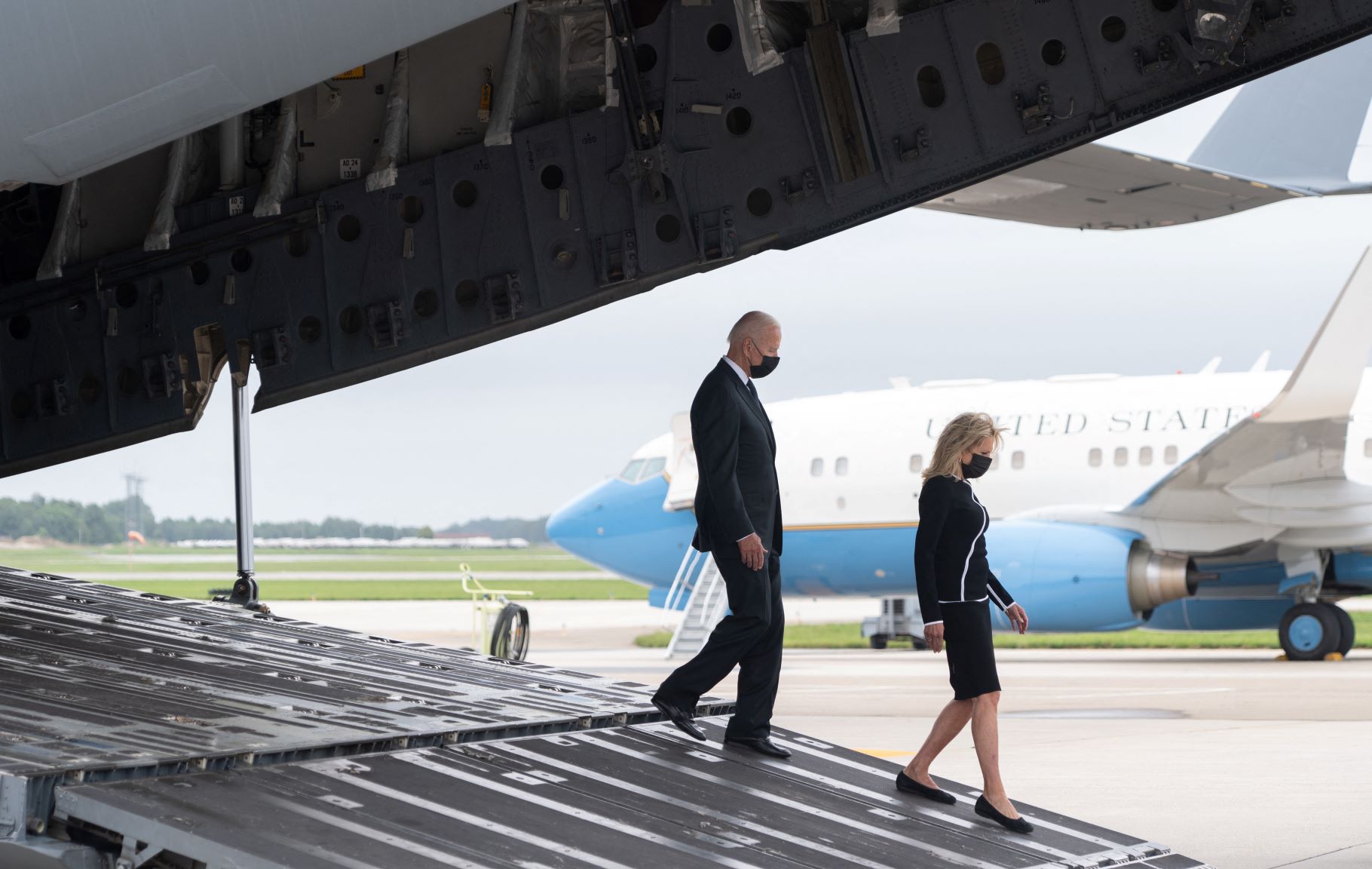 Assailli de critiques, Biden se recueille devant les militaires tués en Afghanistan