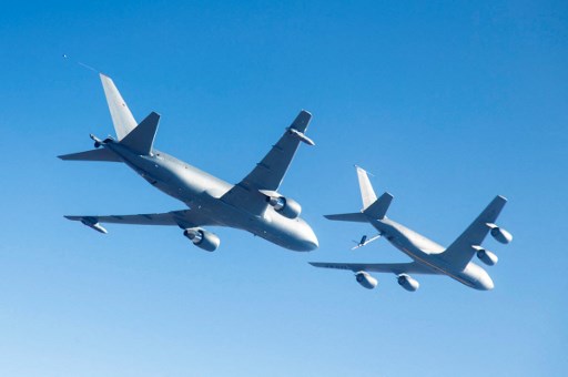 Sur cette photo de l'US Air Force du 19 octobre 2015, un Boeing KC-46A(L) effectue des tests d'accélération d'exposition aux vibrations tout en volant en formation au-dessus de la base aérienne Edwards, en Californie. (US Air Force / AFP)