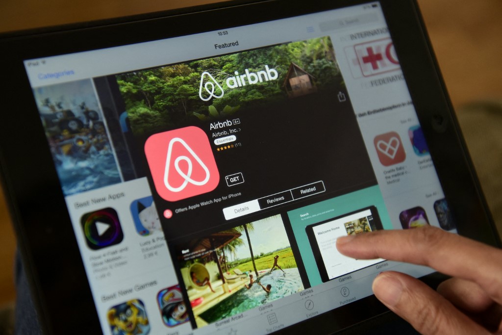 Airbnb propose d'héberger gratuitement 20000 réfugiés afghans dans le monde