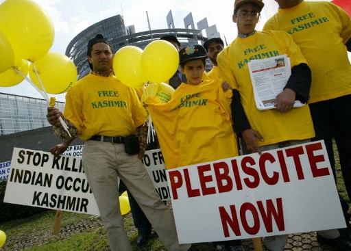 Des adolescents originaires du Cachemire indien manifestent le 03 septembre 2002 devant le Parlement européen de Strasbourg pour protester contre l'attitude des autorites indiennes dans leur région. (Pierre Andrieu, AFP)