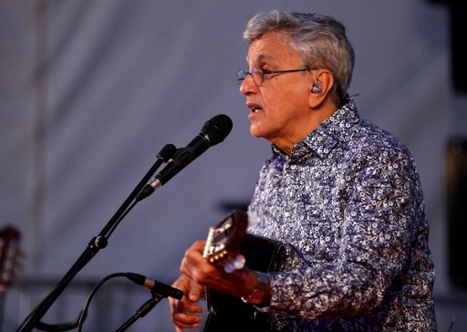 Le chanteur brésilien Caetano Veloso se produit sur scène lors du festival culturel brésilien "Lavage de la Madeleine" le 2 septembre 2016 devant l'église de la Madeleine à Paris. (Francois Guillot / AFP)