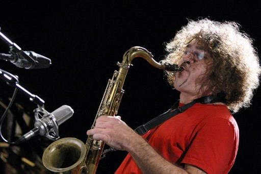 Le saxophoniste français Julien Lourau joue pendant le festival Jazz de La Villette en 2007 (Patrick Kovarik/AFP)