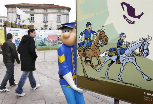 Des gens passent devant des planches à dessin présentées le 27 janvier 2010 à Angoulême, dans l'ouest de la France, à la veille de l'ouverture de la 37e édition du Festival international de la bande dessinée. Les dessins sont issus de la série belge "Les Tuniques Bleues", créée à l'origine par Louis Salverius, et reprise par l'artiste Willy Lambillotte et l'écrivain Raoul Cauvin. (Patrick Bernard/AFP)