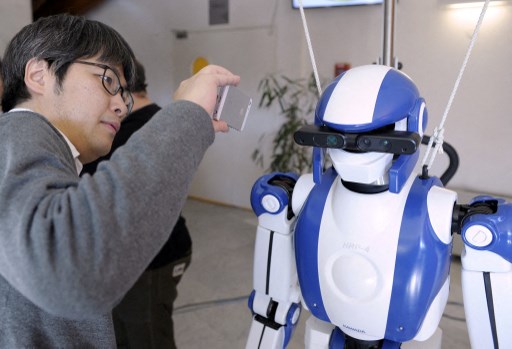 Une photo montre le robot humanoïde HRP-4 conçu par la société japonaise Kawada, présenté à l'université de Montpellier, dans le sud de la France, le 7 mars 2014.. (Pascal Guyot/AFP)