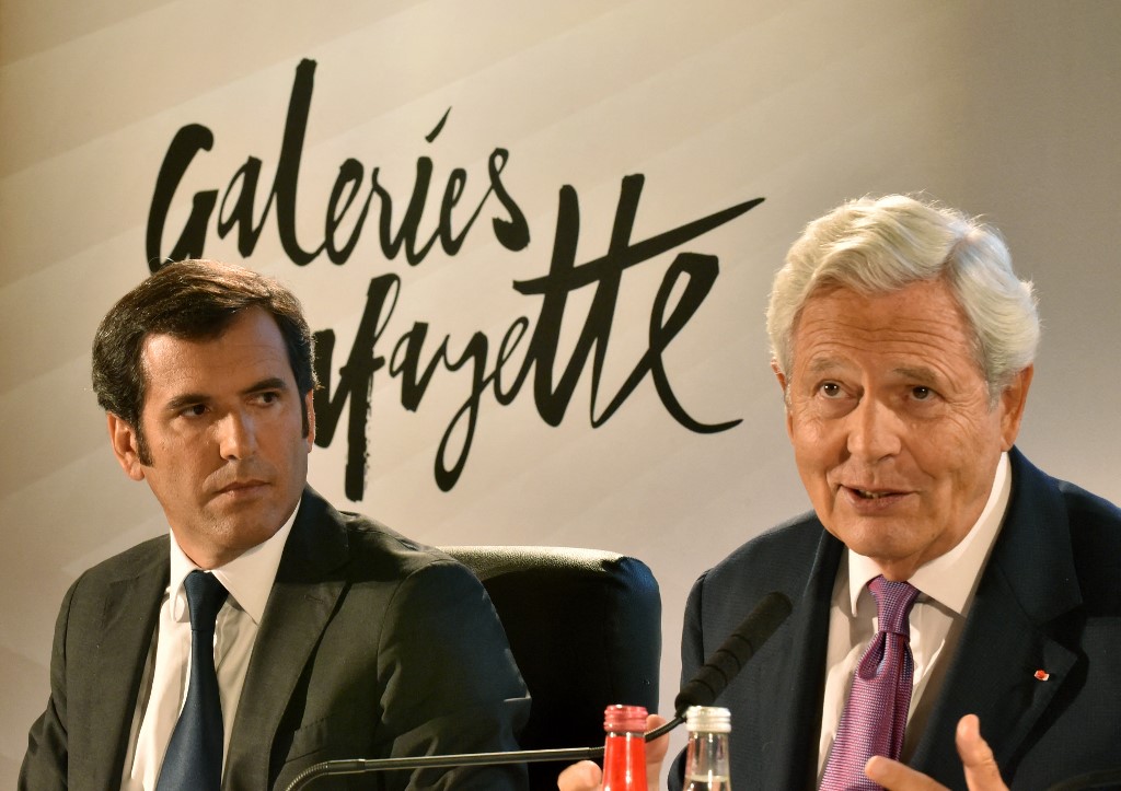 Le président du directoire du groupe Galeries Lafayette, Philippe Houze (R), parle pendant que le directeur général des Galeries Lafayette, Nicolas Houze, écoute lors d'une conférence de presse à Paris le 31 août 2017. (ERIC PIERMONT / AFP)