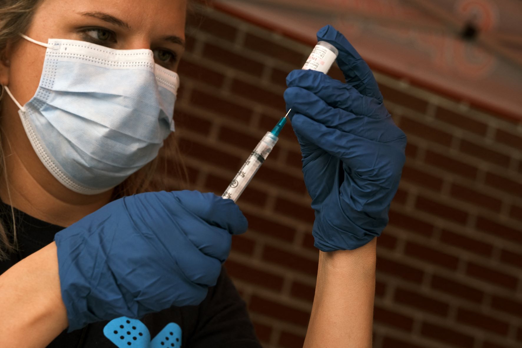 Covid-19: les personnes non-vaccinées ont deux fois plus de chances d'être réinfectées
