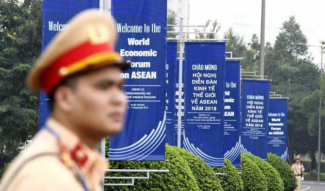 Un agent de police vietnamien garde l'enceinte du National Convention Center à Hanoï qui accueille le Forum économique mondial sur l'ASEAN, le 11 septembre 2018. (AFP)