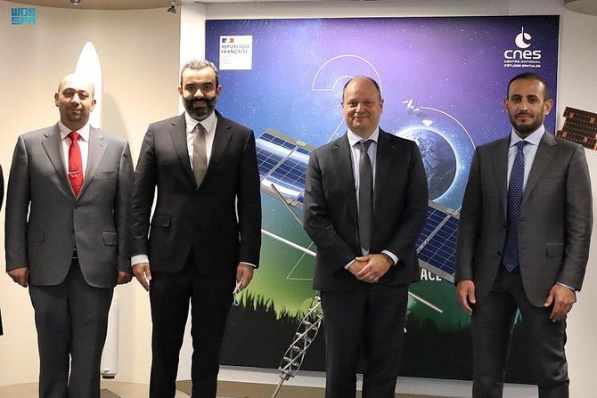 Le ministre saoudien des Communications et des Technologies de l'information, Abdullah ben Amer Al-Swaha, président du conseil d'administration de la Commission spatiale saoudienne, lors d'une rencontre avec Lionel Suchet, directeur des opérations du Centre national français d'études spatiales, à Paris, ce lundi. SPA