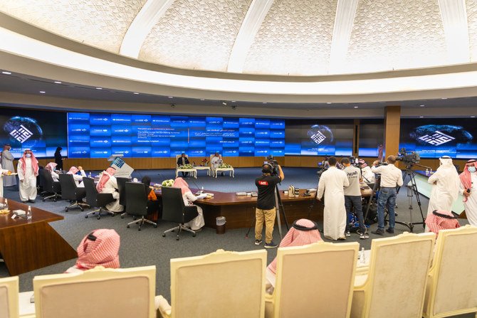 Le secrétaire général d'Etidal, Mansour al-Shammari et Jehangir Khan, directeur du Centre des Nations unies pour la lutte contre le terrorisme (UNCCT), assistant à une conférence de presse sur les dangers de l'extrémisme mercredi à Riyad. (SPA)