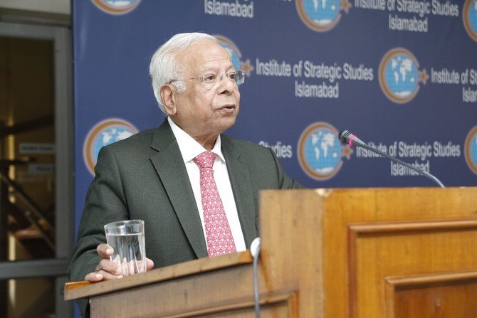 Le Dr Ishrat Hussain prononce une allocution lors d'une cérémonie à l'Institut d'études stratégiques d'Islamabad, le 26 décembre 2019. (Photo avec la permission de l'Institut d'études stratégiques d'Islamabad)