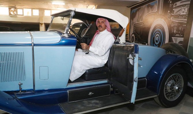 Le Dr Nasser Al-Massari, universitaire saoudien et ancien attaché culturel auprès des États-Unis, transforme son amour et sa passion pour les voitures classiques en un musée privé dans sa maison de Riyad. (Photos AN par Yazeed Alsamrani)