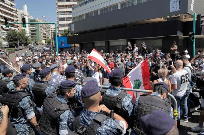 Colère et panique au Liban après une levée des subventions sur les carburants