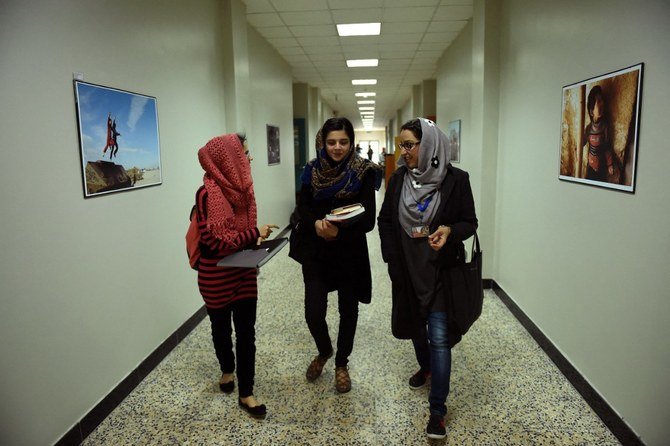 Les responsables politiques britanniques dénoncent la décision de retirer les bourses aux étudiants afghans