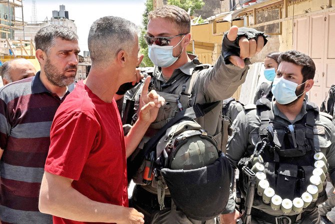 Les forces de sécurité israéliennes s’opposent aux fidèles palestiniens lors d’une manifestation organisée à Hébron, après la prière du vendredi, à la mosquée d’Ibrahim. (AFP)