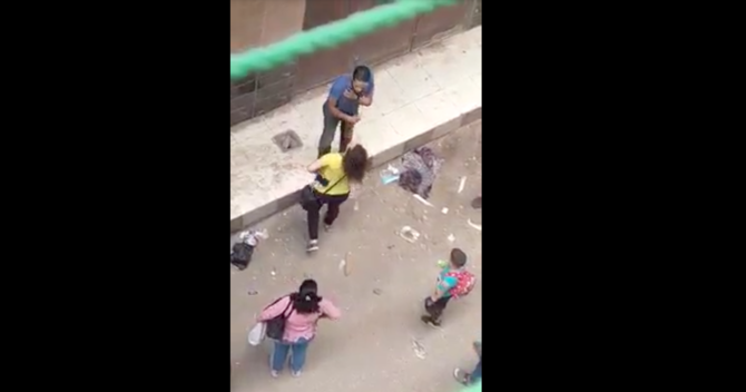 Une Égyptienne assène un coup de poing à un homme qui la harcèle devant son fils