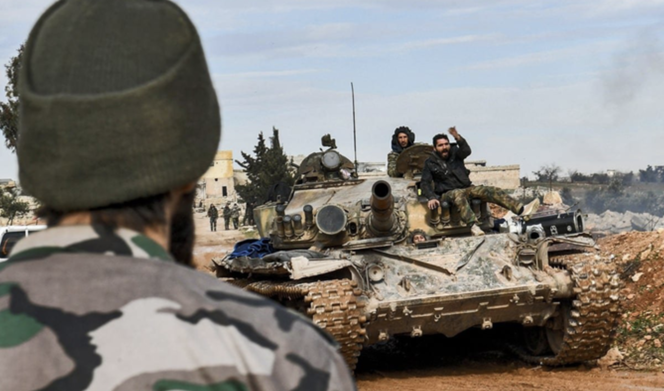 Des soldats de l'armée syrienne assis sur un char en Syrie. (AFP/archive)