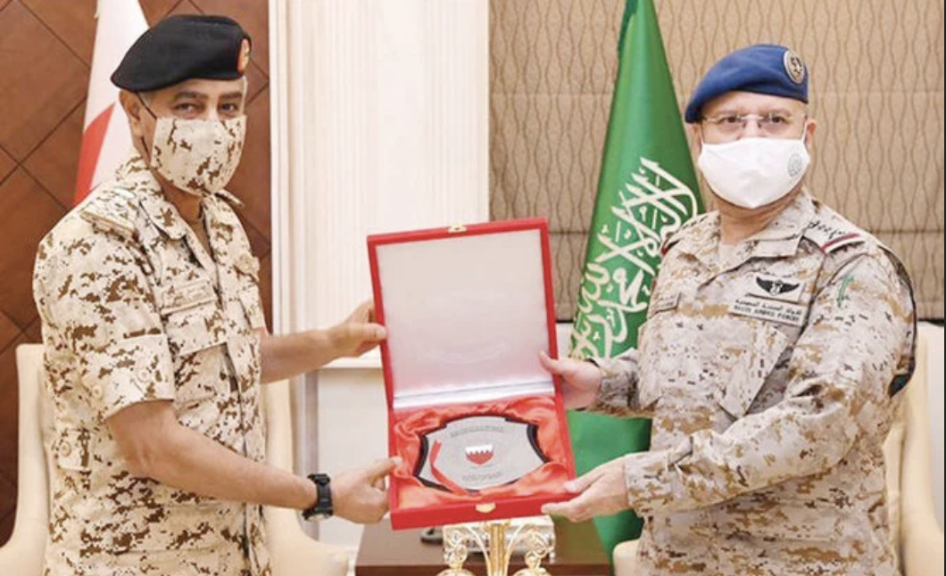 Le chef d'état-major de l'armée saoudienne reçoit son homologue bahreïni