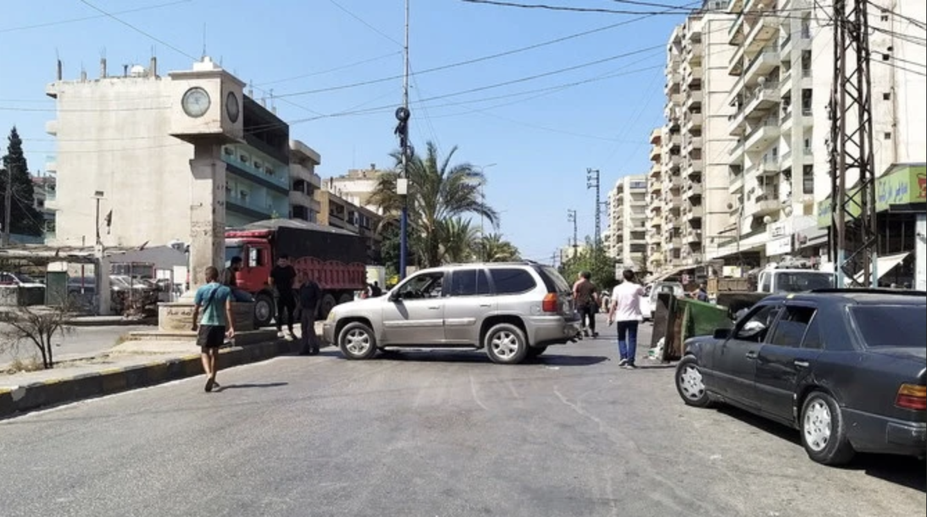 Une voiture bloque la route, à Tripoli, au Liban, le 12 août 2021, après que la banque centrale a décidé de mettre fin aux subventions sur les importations de carburant. (Reuters)