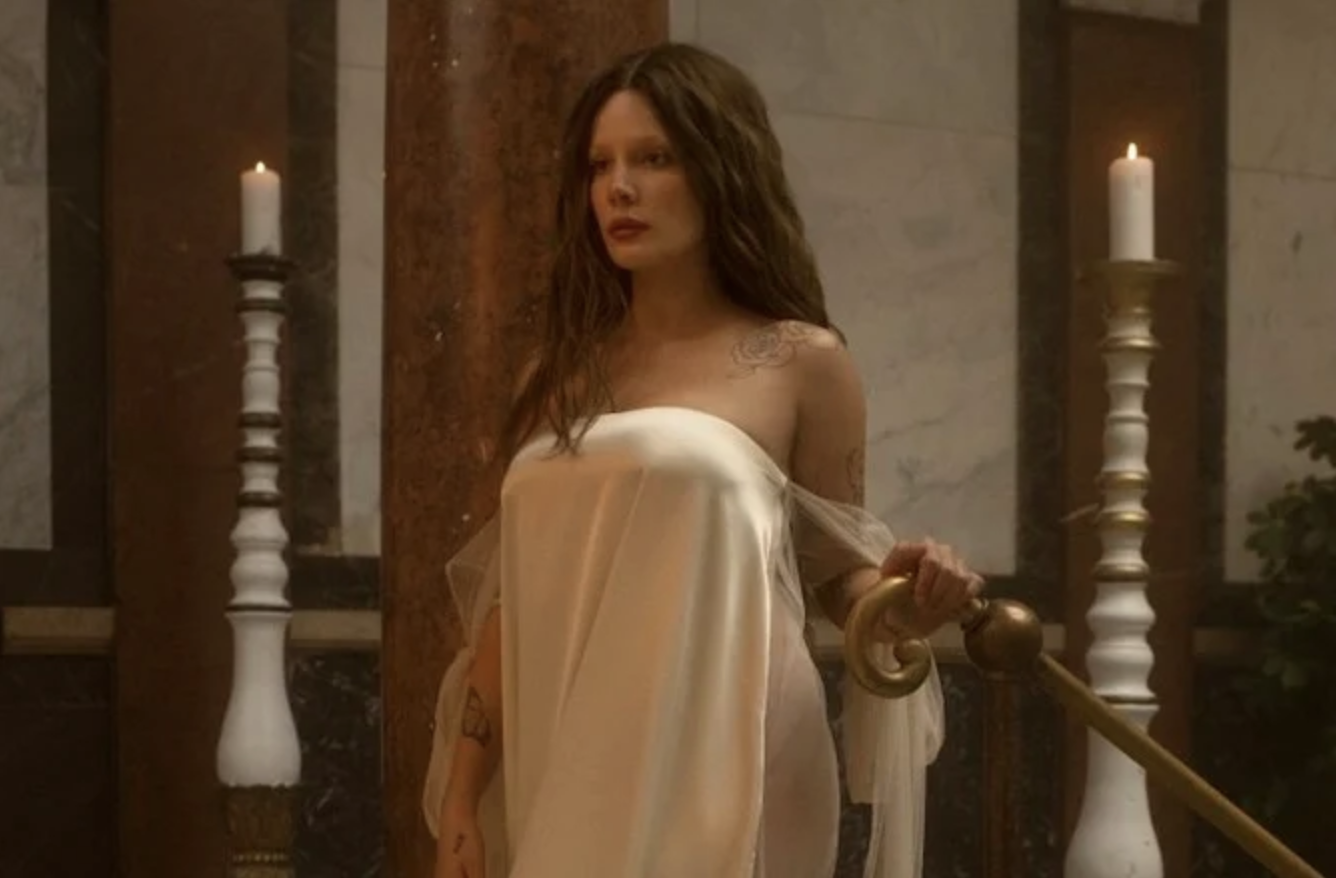 Dans son dernier film, la chanteuse Halsey porte une robe créée par une styliste saoudienne