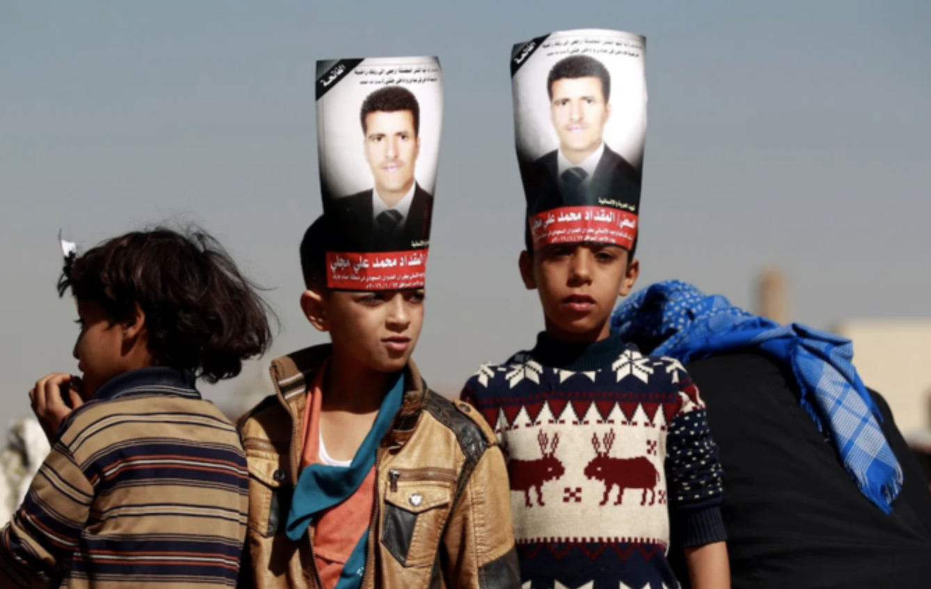 Sur cette photo du 18 janvier 2016, de jeunes garçons yéménites assistent aux funérailles du journaliste Almigdad Mojalli. Le Yémen est considéré comme l’un des pays les plus dangereux du monde pour les journalistes. (AFP)