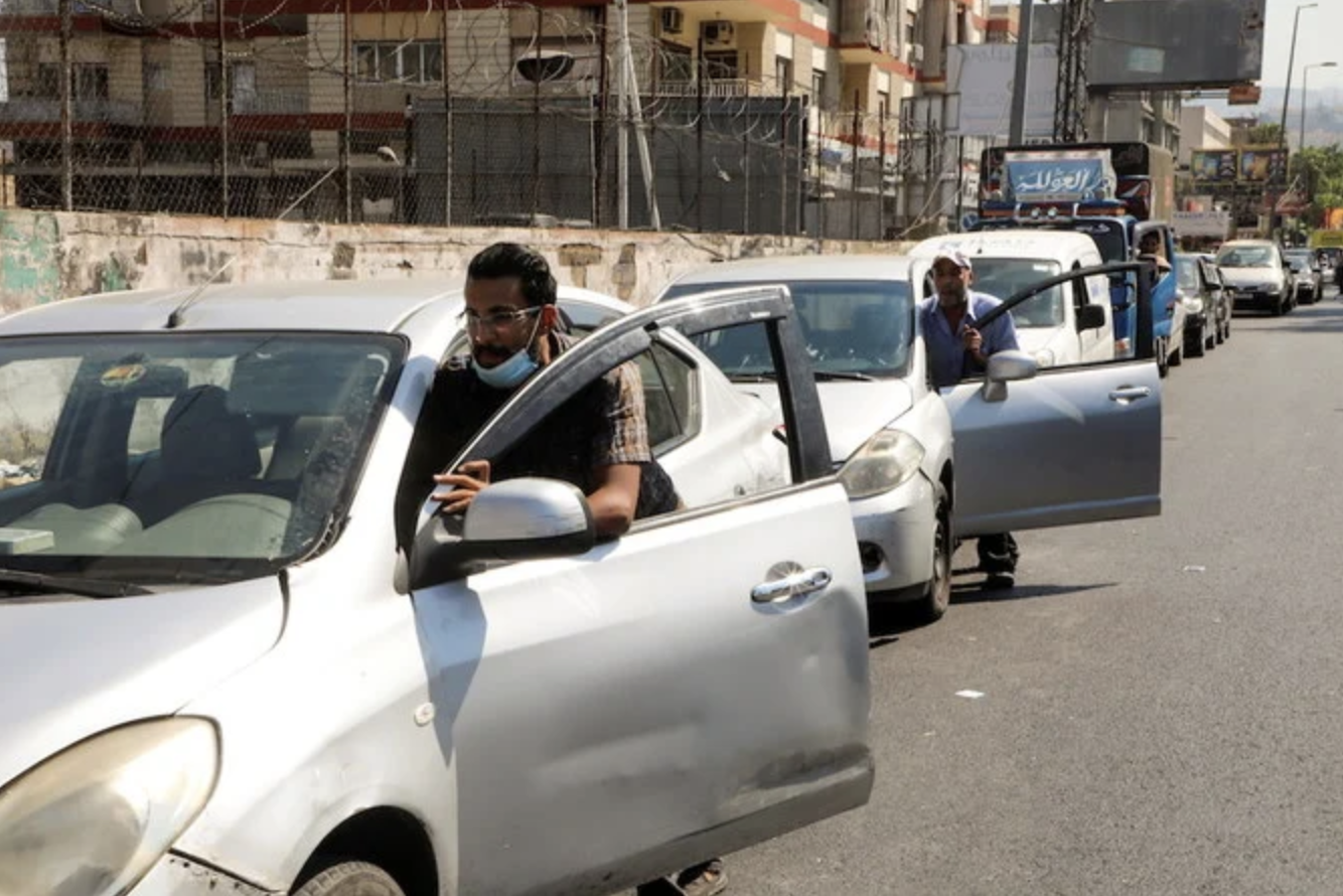 Les prix à la pompe montent en flèche au Liban après une nouvelle baisse des subventions