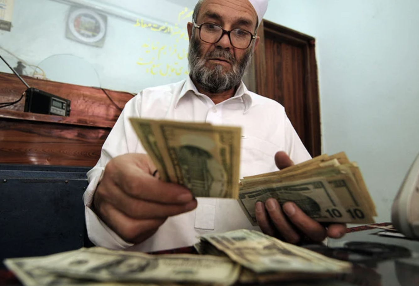 Privés d’aide étrangère, les nouveaux dirigeants talibans doivent mener une bataille économique des plus difficiles