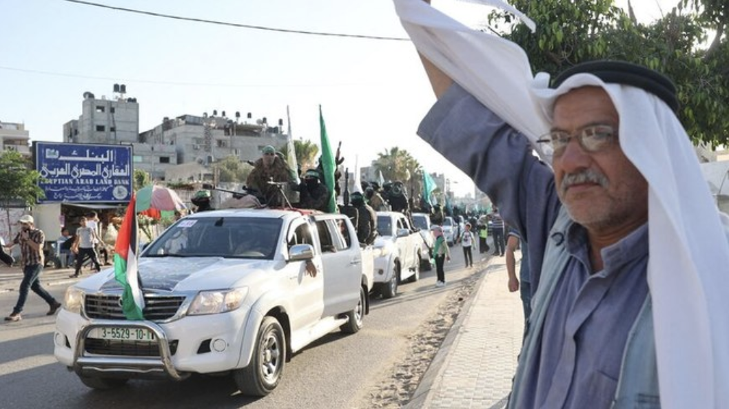 Des membres des brigades Izz ad-Din al-Qassam, la branche armée du mouvement Hamas, défilent à Khan Younès, dans la bande de Gaza, le 27 mai 2021. (AFP)