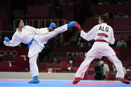 L'Égyptienne Feryal Abdelaziz (à agauche) et l'Algérienne Lamia Matoub lors du match d'élimination du kumite +61kg aux Jeux Olympiques de Tokyo(AP)