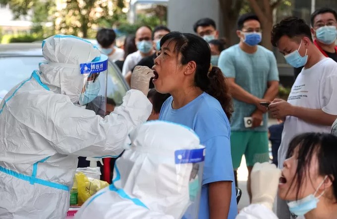 Des chinoises se soumettent à des tests PCR. AFP