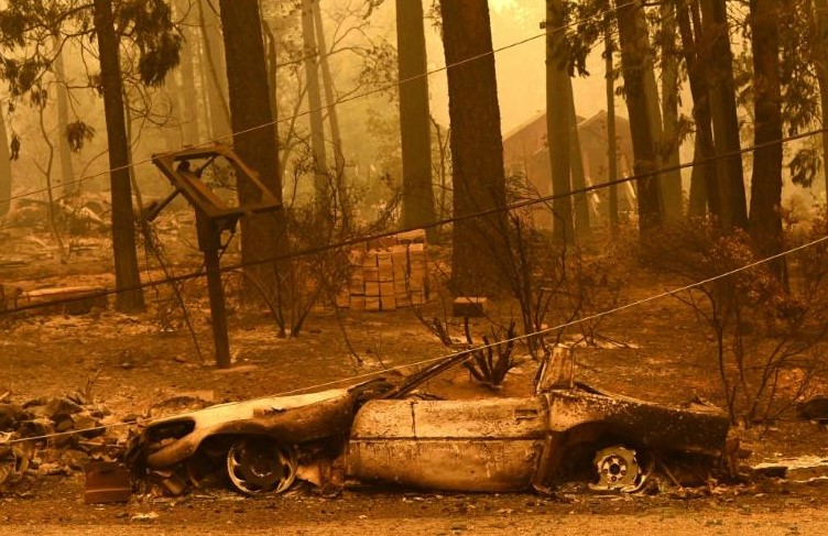Une voiture brûlée pendant le Dixie Fire près d'Indian Falls le 25 juillet 2021. AFP/Archives