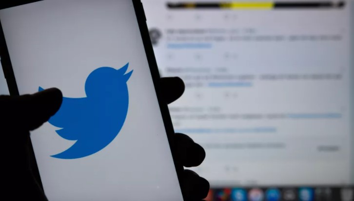 Le logo du réseau social Twitter affiché sur un smartphone à Berlin, le 23 avril 2019. (MONIKA SKOLIMOWSKA / DPA-ZENTRALBILD / AFP)