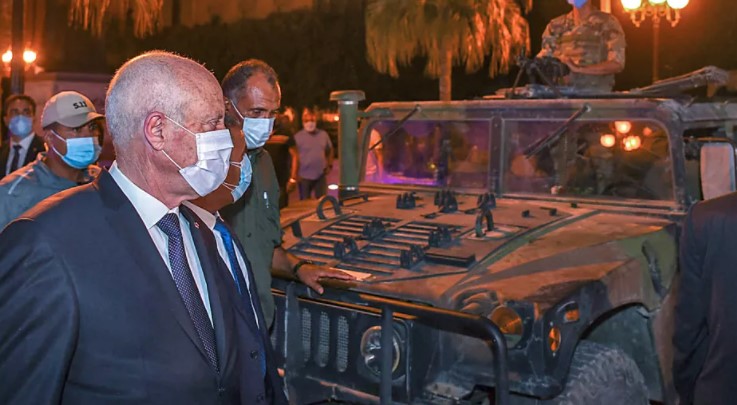 Le président tunisien Kaïs Saïed devant un véhicule blindé de l'armée. (AFP PHOTO / HO / PRESIDENCY FACEBOOK PAGE)