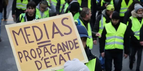 Des discours hostiles aux médias sont véhiculés lors des manifestations de "gilets jaunes". Archives / AFP
