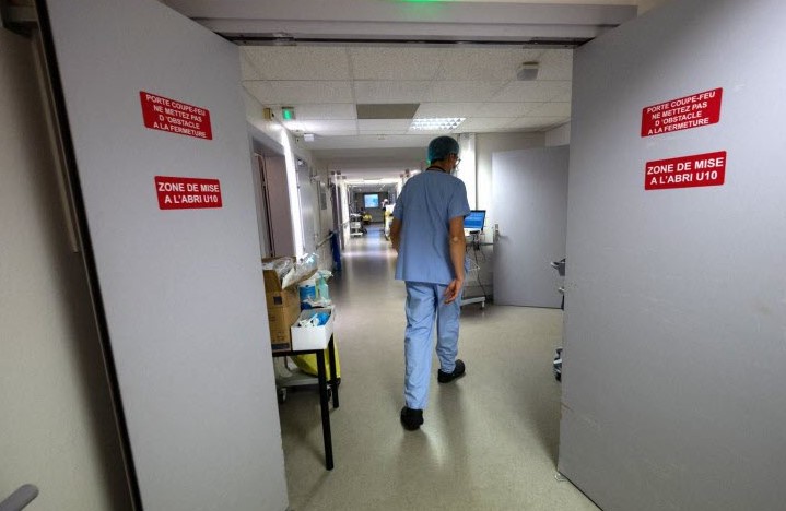 A l'hôpital, le pass sanitaire soigne son entrée