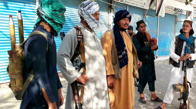 Des combattants talibans montent la garde dans la ville de Kunduz, dans le nord de l'Afghanistan, le lundi 9 août 2021. AP - Abdullah Sahil