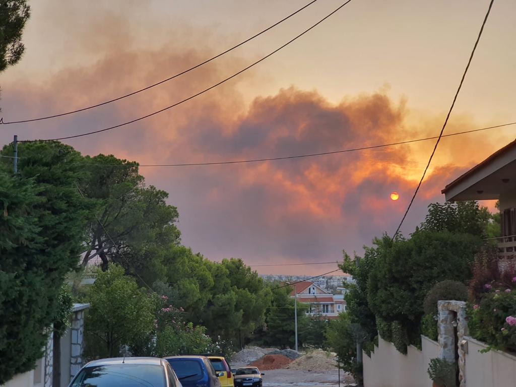 La fumée se dégageant du lieu de l'incendie, vue depuis les hauteurs d'Athènes, le 4 août 2021. (Photo Arab News en français).