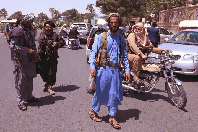 Des combattants talibans patrouillent dans les rues de Herat, le 14 août 2021. (AFP)