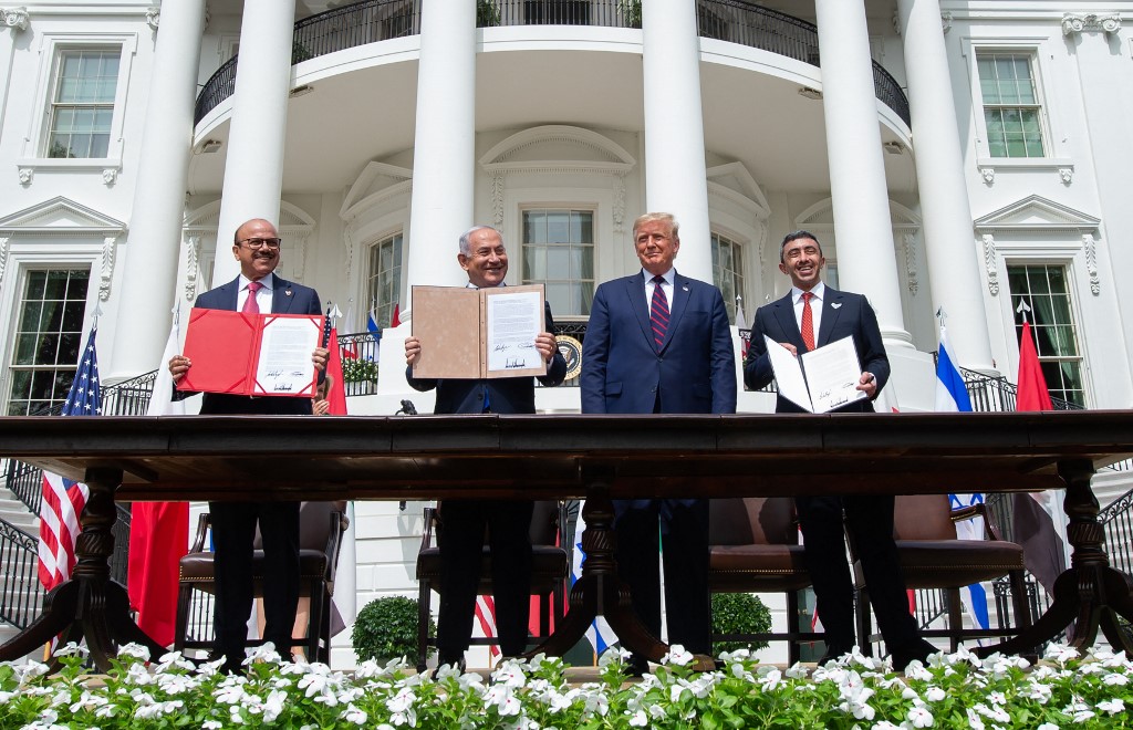 Le ministre bahreïni des Affaires étrangères, Abdellatif ben Rachid al-Zayani, le Premier ministre israélien Benjamin Netanyahou, le président américain Donald Trump et le ministre émirati des Affaires étrangères, cheikh Abdallah ben Zayed ben Sultan al-Nahyane, lors de la cérémonie de signature des accords d’Abraham devant la Maison Blanche à Washington, le 15&nbsp;septembre 2020.&nbsp;(Photo, AFP)