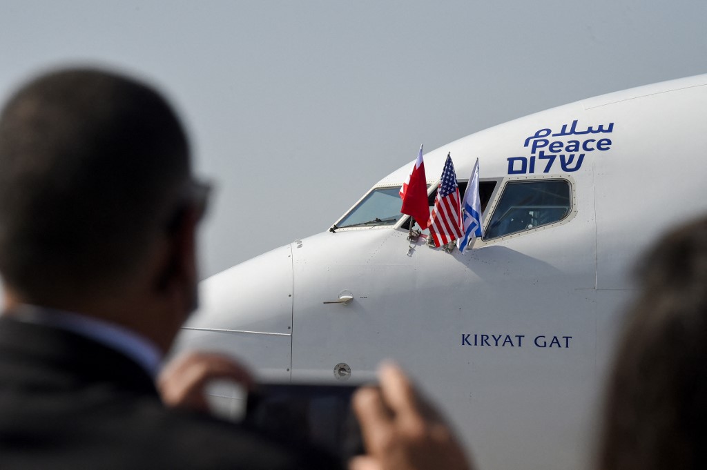 Les drapeaux de Bahreïn, d’Israël et des États-Unis flottent sur un avion Boeing&nbsp;737 de la compagnie aérienne israélienne El&nbsp;Al, au moment où il atterrit sur une piste de l’aéroport international du royaume de Bahreïn, le 18&nbsp;octobre&nbsp;2020. On peut lire au niveau du cockpit le mot «paix» écrit en arabe, en anglais et en hébreu.&nbsp;(Photo, AFP)
