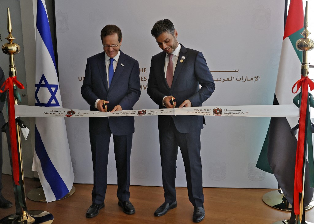 Le président israélien, Isaac Herzog (à gauche), et l’ambassadeur des EAU en Israël, Mohammed al-Khaja, coupent le ruban lors de l’inauguration de la nouvelle ambassade des EAU à Tel-Aviv, le 14&nbsp;juillet&nbsp;2021.&nbsp;(Photo, AFP)