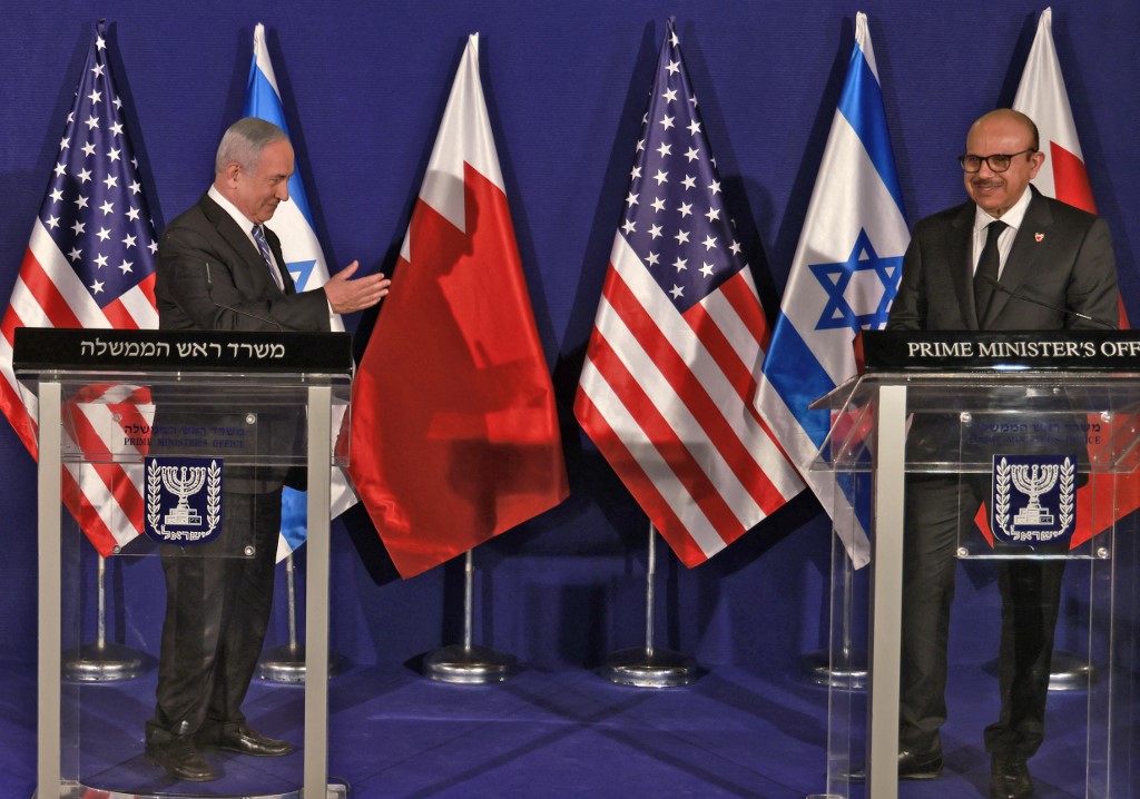 Le Premier ministre israélien Benjamin Netanyahou se tourne vers le ministre bahreïni des Affaires étrangères, Abdellatif ben Rachid al-Zayani, lors d’une conférence de presse.&nbsp;(Photo, AFP)