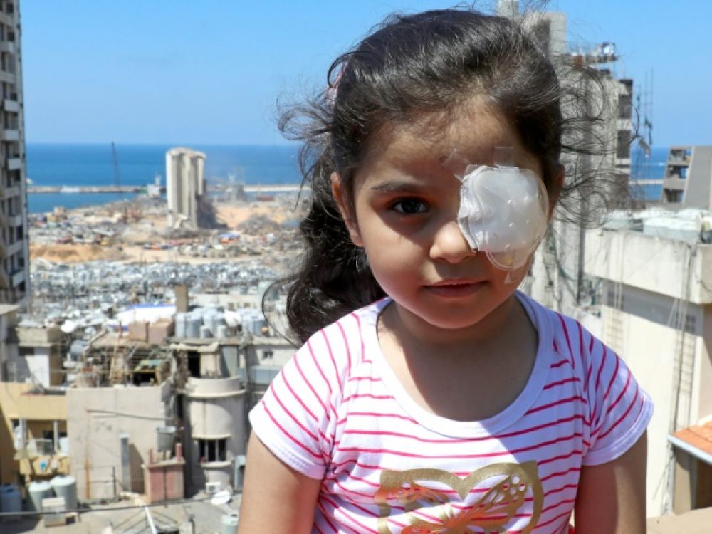 Sama al-Hamad, une Syrienne de six ans, devant le port de Beyrouth dévasté après l'explosion, le 16 août 2020. Archives AFP