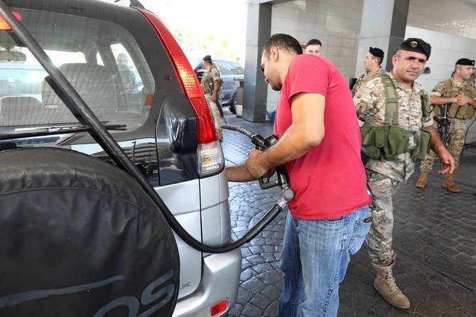 Des soldats libanais dans une station-service de la capitale Beyrouth le 14 août 2021 forcent les stations à ouvrir leurs portes. (AFP)