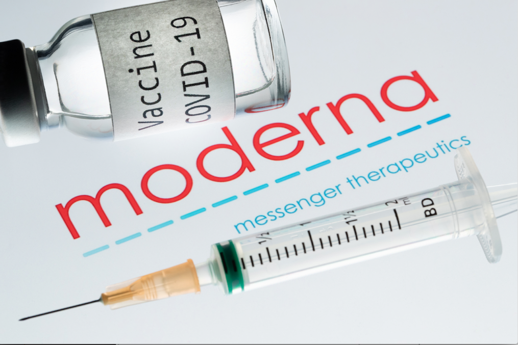 Illustration montrant un flacon de vaccin à côté d’une seringue et du logo de Moderna. JOEL SAGET / AFP